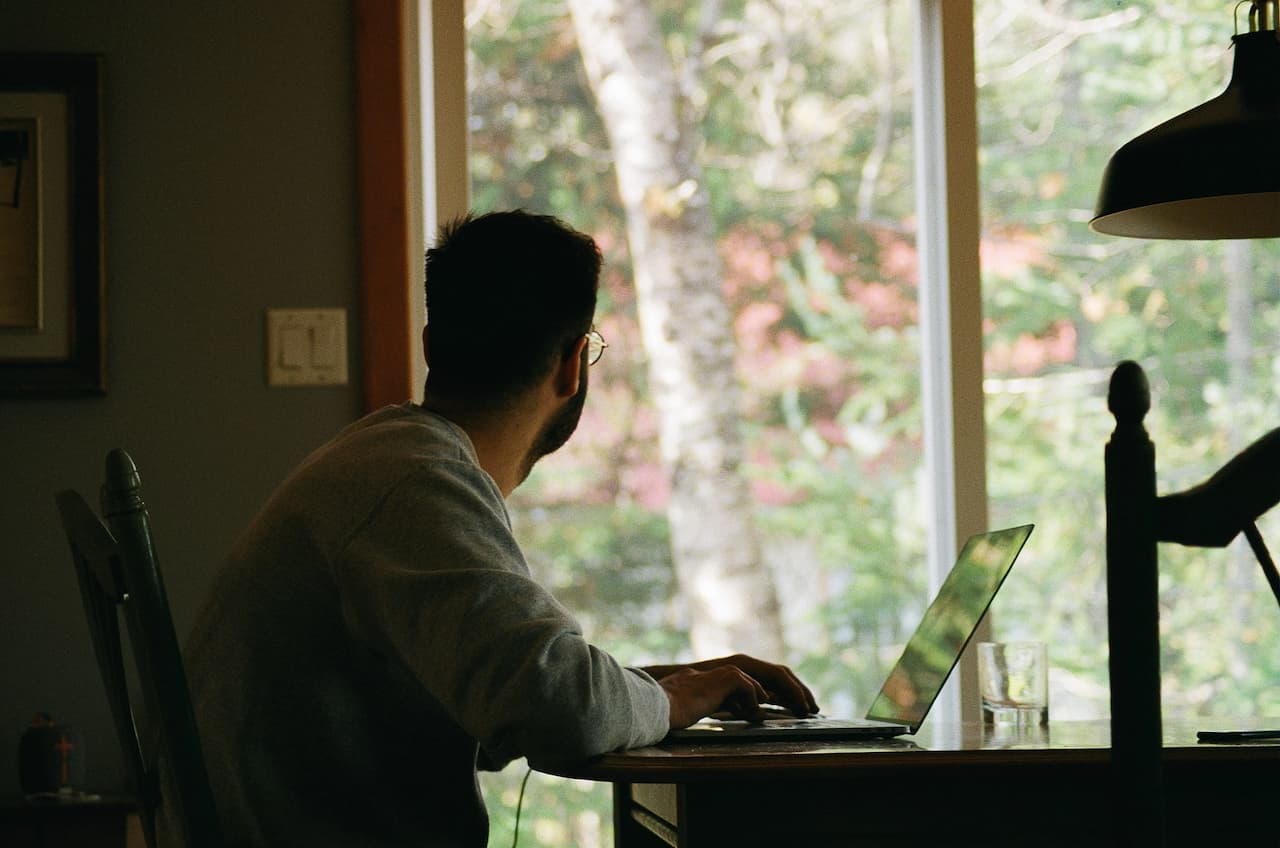 Trabajar en el sofá o en el escritorio: lo que tu lugar de trabajo dice sobre ti